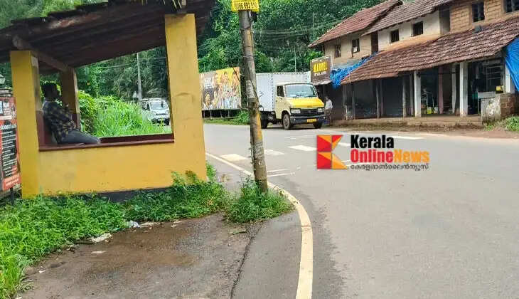 Pillar in front of the bus waiting center at the corner of Chakkarakkal - Munu Periya Road: Inconvenience to passengers