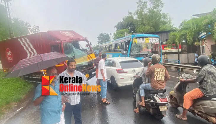 Road accident at Ramapuram, Cheruthazham, Kannur; 15 bus passengers injured in collision between parcel lorry and bus
