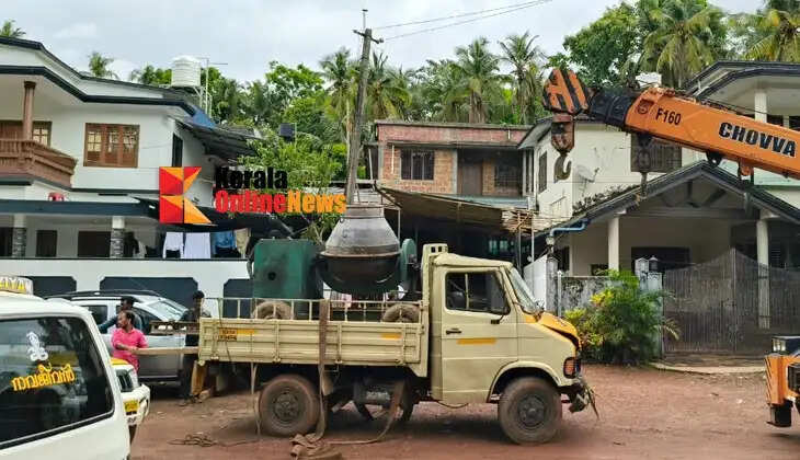 Mini-lorry that overturned after being hit by a bus into a backyard in Vattapoyil has been moved: Electricity connection restored