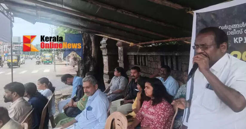 In Kannur, the Scheduled Caste Jana Samajam staged a hunger strike in front of the Collectorate against Dalit atrocities.