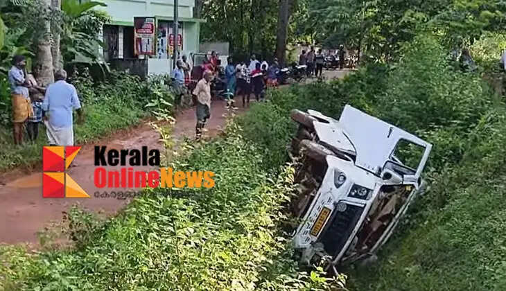 5 children injured after school van falls into ravine in Neyyattinkara, initial conclusion is that the driver lost control