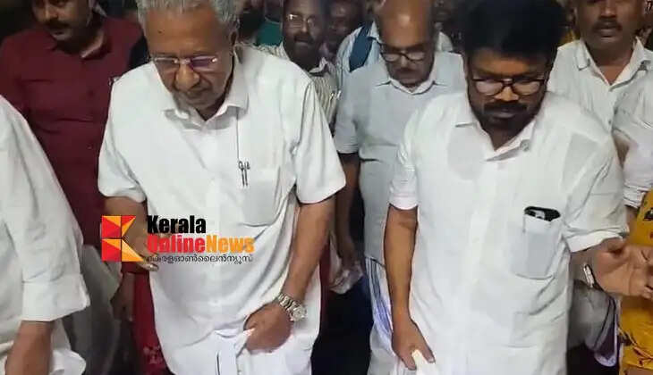 Reception in Kannur for Opposition Leader Pinarayi Vijayan, who participated in the protest struggle in Delhi.