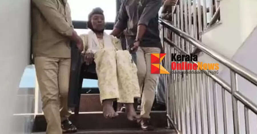 Kannur District Hospital's new specialty block suffers waterlogging due to burst pipe, dialysis patients brought down by ladder