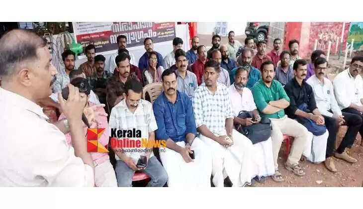 Postal employees begin day and night hunger strike in Kannur