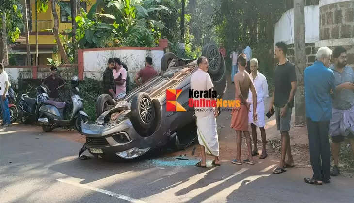 Cars collide in Peralassery: Passengers miraculously escape