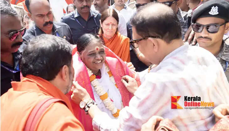 Devotional welcome for Mata Amritanandamayi Devi who arrived in Ayodhya for the installation of the Sri Ramayantra