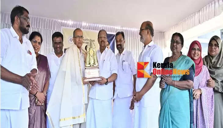 Dr. A.K. Venugopal was presented with the Nagarasree Award by K. Sudhakaran MP.
