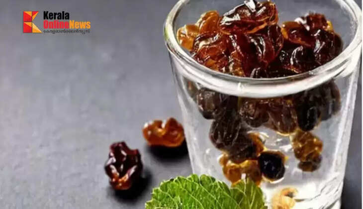 Drink water soaked in raisins