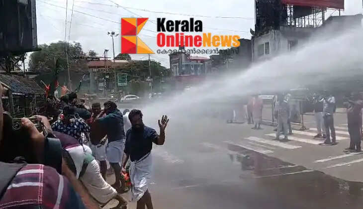 Clashes erupt during Yuva Morcha's march to Kannur Collectorate; Police use water cannon