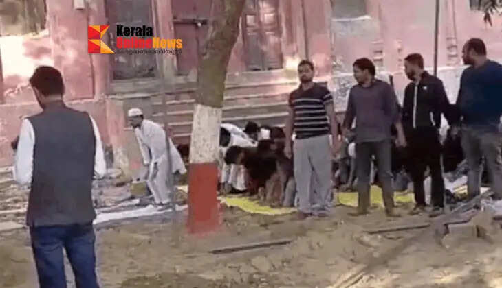 Hindu students form human chain to invite Muslim students to pray in Lucknow