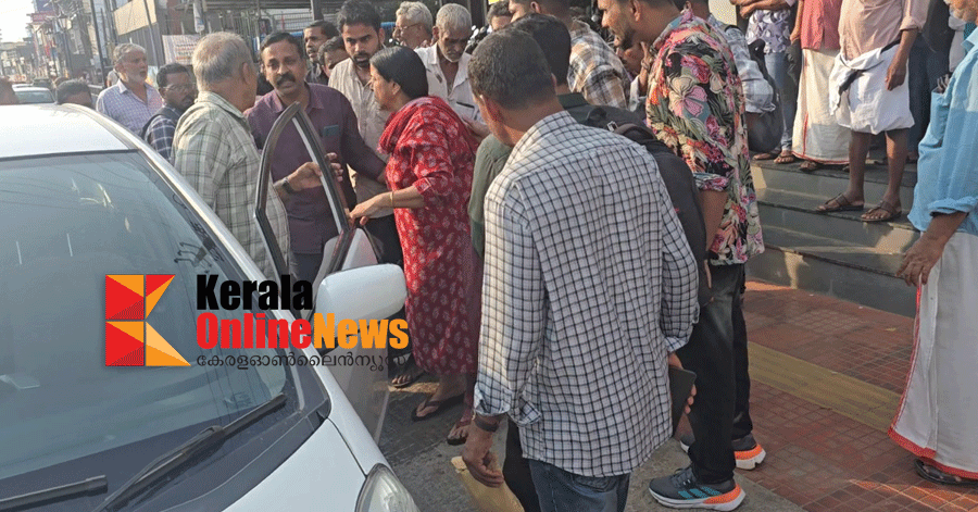 കണ്ണൂർ തളിപ്പറമ്പിൽ തെരുവ് നായ ആക്രമണം രൂക്ഷം; ദേശീയ പാതയിലെ ബസ്സ് സ്റ്റോപ്പിൽ വച്ച് യാത്രക്കാരിയെ വീണ്ടും ആക്രമിച്ചു