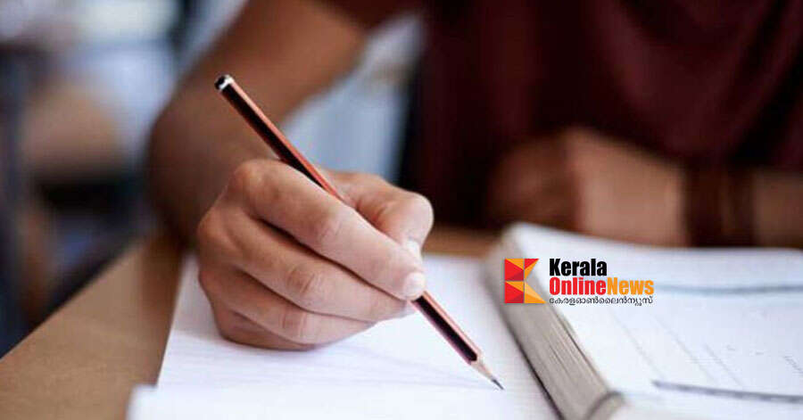 ഹാളിനുള്ളിൽ മൊബൈൽ ഫോൺ ഉപയോഗിച്ച് കോപ്പിയടി ; മഹാരാഷ്ട്രയിൽ ബി എ സിവിൽ സർവീസ് പരീക്ഷയിൽ ക്രമക്കേട്